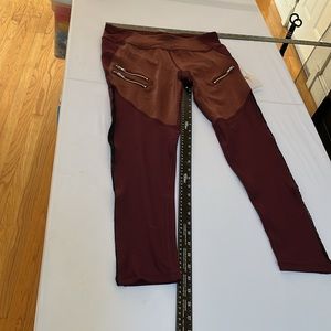 Gottex large  maroon leggings with side cellphone pocket mesh side panel NWT